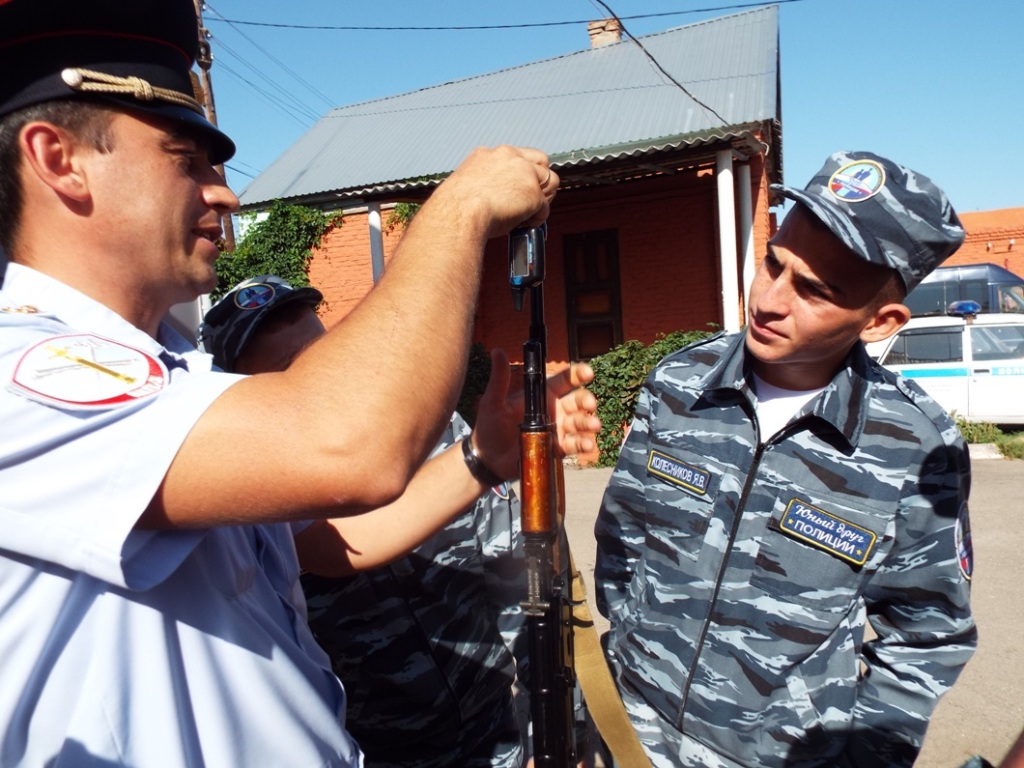 Полиция с другом. Полиция Маркса Саратовской.